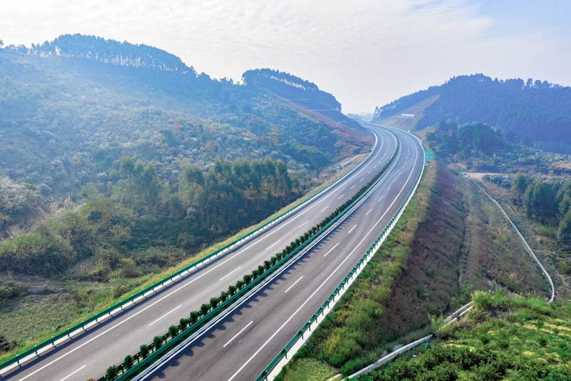 6.高速公路與群山相連，植被覆蓋率高，與原生態(tài)環(huán)境恢復(fù)有機結(jié)合.jpg